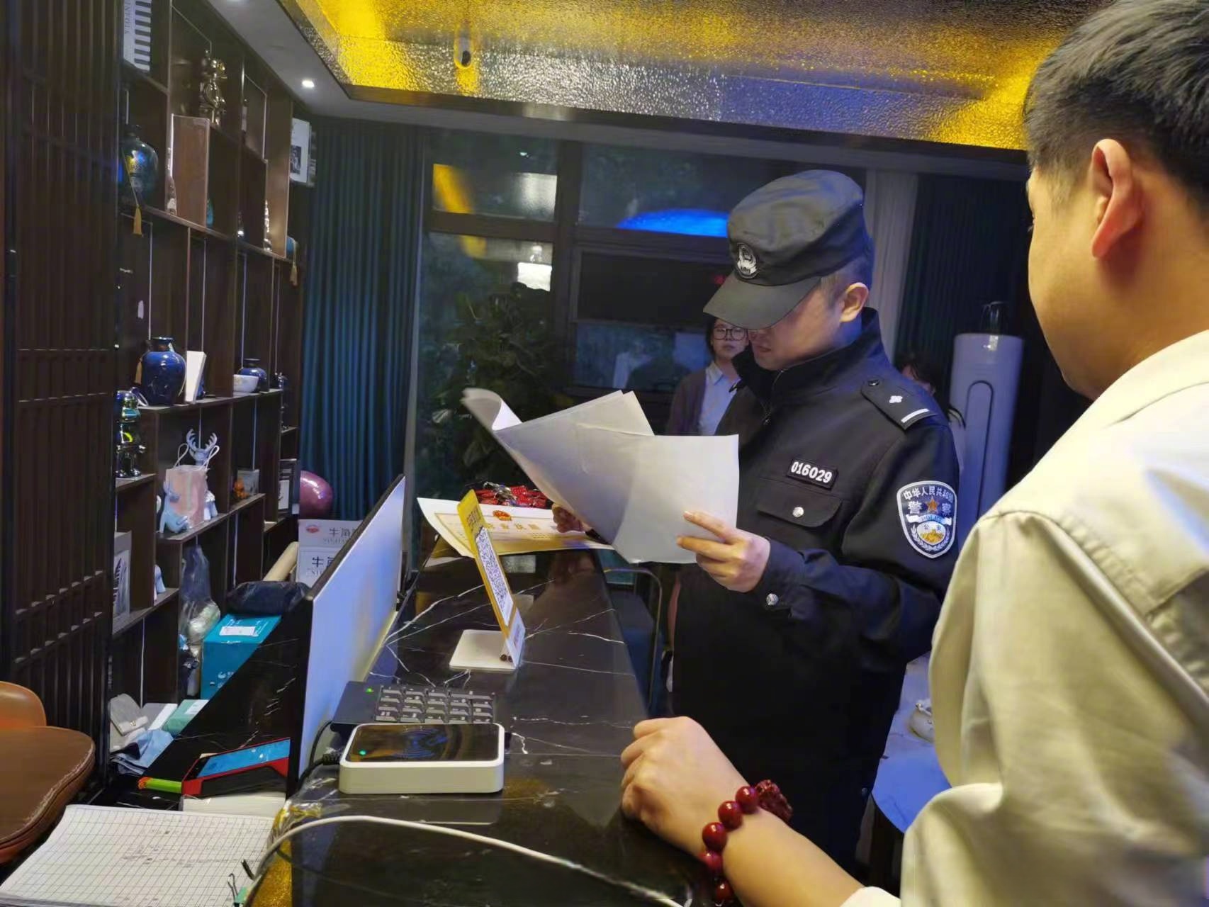 警察與盾牌 守護未成年人的“五必須”防線